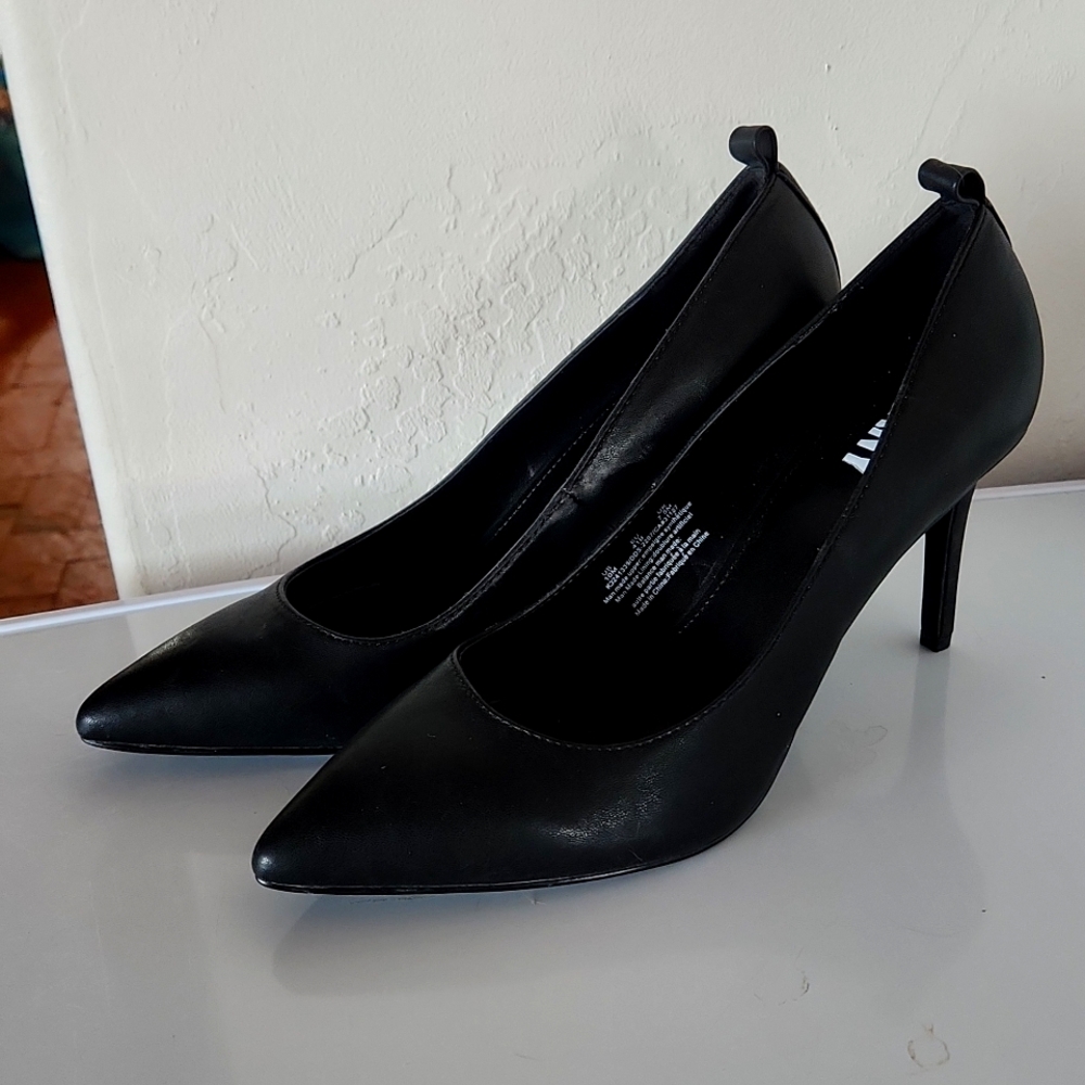 BEAUTIFUL NWOT DKNY BLACK High HEELS Randi High Pump 10 MEDIUM